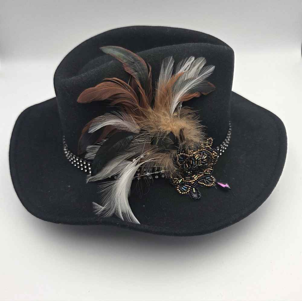 NEW UNO ALLA VOLTA Handcrafted by Carole,Hat with Feather Accent